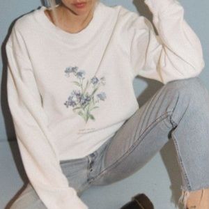 Brandy Melville “Forget Me Not” Cropped Crewneck